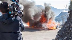 英國知名節目測試跑車，才駕駛4分鐘便變燒成廢鐵，所幸主持人及時逃出。（圖／翻攝Motor Authority）