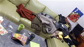 電視自己打開以為撞鬼　掀開沙發衣服堆驚見「阿母」
圖／翻攝自爆廢公社臉書