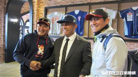 ▲張泰山（中）加盟台灣人壽成棒隊，左右為興農牛前隊友鄭達鴻與林英傑。（圖／記者蕭保祥攝）