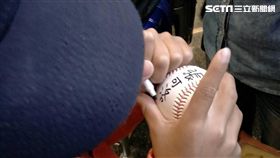 ▲張可洛為球迷簽名。（圖／記者林辰彥攝影）