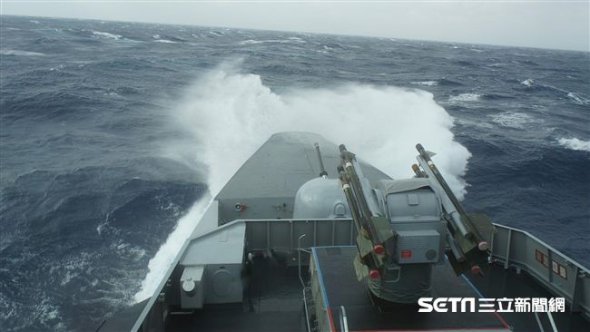 海空協助搜尋黑鷹！康定軍艦就位