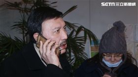 余天現場找不到家屬用電話問家屬有沒有需要幫忙（圖/蔡世偉攝）