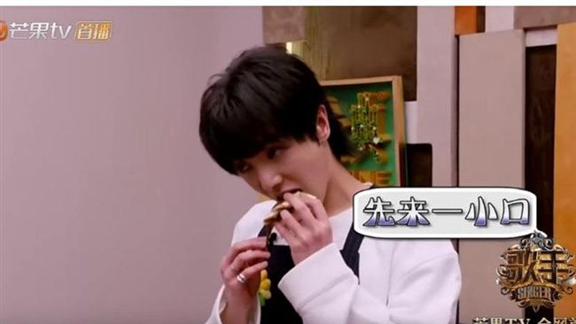 不敵鳳梨酥魅力！男歌手縮在角落猛吞