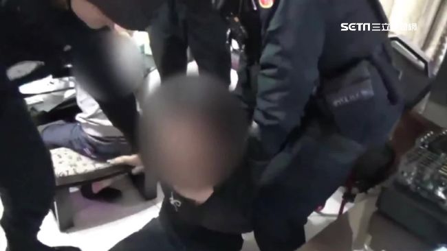 特警荷槍實彈破門　14藥頭就範