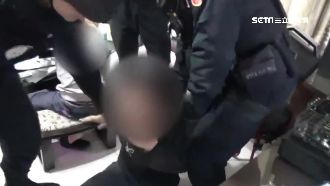 特警荷槍實彈破門　14藥頭就範