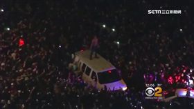 翻轎車.拔路燈! 老鷹隊流氓球迷大鬧費城