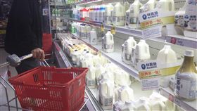 12月CPI年增1.21%主計總處5日公布12月消費者物價總指數（CPI），較11月跌0.15%，經調整季節變動因素後漲0.18%；較去年同月漲1.21%，全年平均漲0.62%。圖為民眾選購乳品一景。中央社記者董俊志攝　107年1月5日