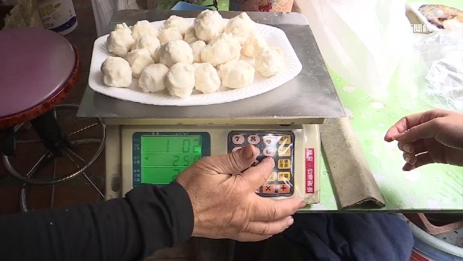 魚丸店偷斤賣　附近攤商：市場老鼠屎
