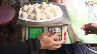 魚丸店偷斤賣　附近攤商：市場老鼠屎