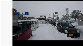 福井縣大雪1500輛車受困（圖／翻攝自每日新聞）