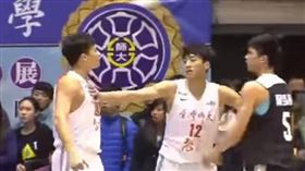 ▲當年義守大學與台師大的鬥毆事件，右為陳昱翰。（圖／截自影片）