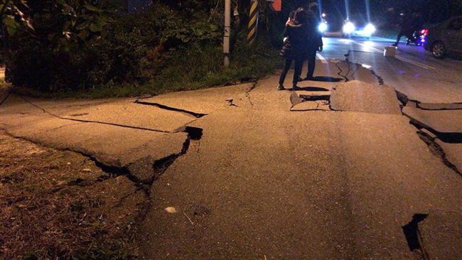 7級強震襲擊花蓮　市區街道瞬間裂開