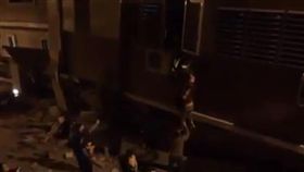 花蓮地震房屋倒塌民眾撤離（圖／翻攝自YouTube）