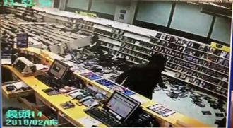 強震襲擊貨架瞬間倒塌　顧客驚慌奔逃