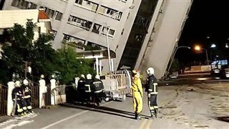 外媒關注花蓮強震　統帥倒塌畫面怵目