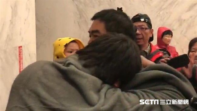 暗夜倖存者！強震後相擁家人喜極而泣