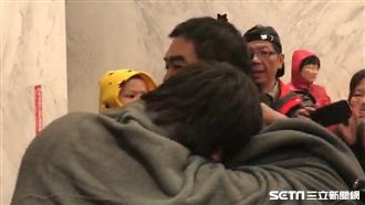 暗夜倖存者！強震後相擁家人喜極而泣
