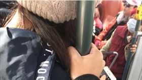 網友遇到莫名女子靠過來，發文求助。（圖／翻攝自爆廢公社臉書）