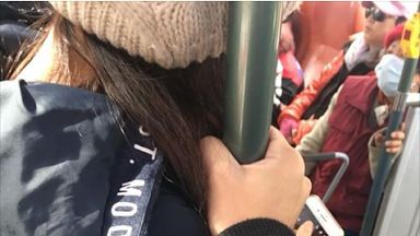 他扶公車柱　女「貼近環抱」尷尬了