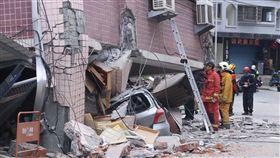 花蓮國盛六街2、4號救援人員盤梯上樓逐層搜索／記者蔡世偉攝影