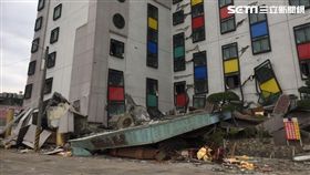 花蓮統帥飯店嚴重受損，4樓變成1樓，1到3樓遭壓扁，2名原在1樓大廳的員工，目前經由搜救犬及生命探測器確認仍生還，116名搜救隊員正積極搶救中（呂品逸攝）