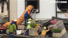 花蓮統帥飯店嚴重受損，4樓變成1樓，1到3樓遭壓扁，2名原在1樓大廳的員工，目前經由搜救犬及生命探測器確認仍生還，116名搜救隊員正積極搶救中（呂品逸攝）