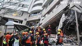 花蓮強震，雲門翠堤大樓現場，一樓悶燒，搜救暫停並灑水。 圖／記者林敬旻攝