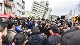 蔡英文總統赴花蓮視察地震災情。（圖／翻攝蔡英文臉書）