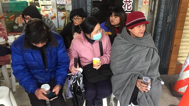 祈禱！2人受困統帥飯店　家屬急守候