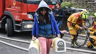 雲門住戶爬陽台獲救　4隻愛貓也救出