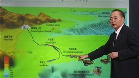 氣象局外海地震測站記者會中央氣象局28日舉行外海地震測站記者會，地震測報中心主任郭鎧紋表示，為提升地震海嘯預警時效系統與地震定位準確度，將擴建海纜觀測115公里，設置3座即時觀測站，以提供更快速的預警資訊。中央社記者鄭傑文攝  106年11月28日