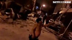 有位網友在拍下強震畫面後，隨即從大樓倉惶逃命的影像，眾人在寒冬中還來不及穿上衣服，打著赤腳在已震倒的大樓內奔逃，畫面還能聽到其他民眾不斷大叫，網友也自述：「我們的房子垮了，我們正在離開中，我們的房子是傾斜的。」