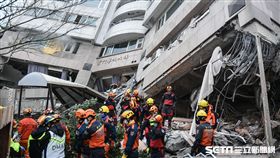 花蓮強震，雲門翠堤大樓現場，一樓悶燒，搜救暫停並灑水。 圖／記者林敬旻攝