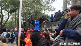 搜救隊已接觸到2名1樓服務台的員工，不但聽到對方敲擊牆壁的聲音，雙方也開始進行簡單對答，飯店同事聽聞最新情形，直呼：「聽到兩個都沒事，心都放下了！」（呂品逸攝）