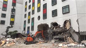 花蓮地震 統帥大飯店東面以重機具開挖、西面以搜救隊輕型機具破壞／記者呂品逸攝影
