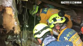 統帥大飯店嚴重受損，台中市消防局派出特搜隊前往救援，今天中午發現員工受困位置，除持續排除障礙物外，一句「聽得到喔！我們來救你了！」的對話，受困2人聽到時格外窩心（翻攝畫面）
