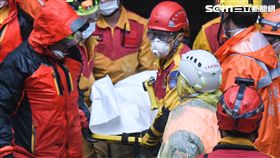 花蓮,強震,救災,受困,統帥飯店,罹難(圖/記者 林敬旻攝)