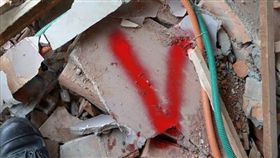 雲門翠堤大樓,紅色「V」字代表希望（圖／翻攝自侯友宜臉書）