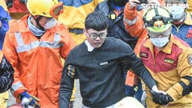 花蓮地震，統帥飯店員工梁書瑋獲救自行走出來／記者林敬旻攝影