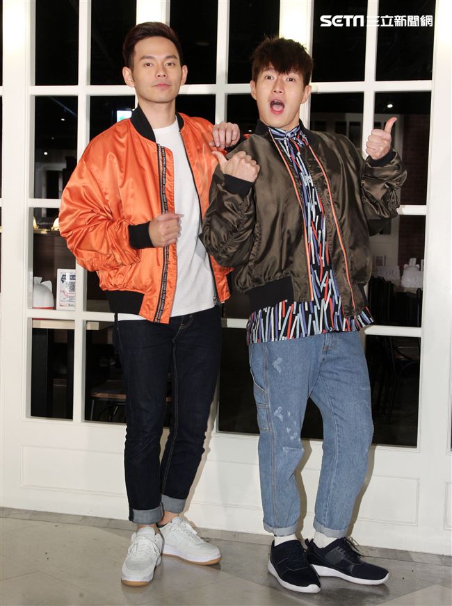 「馬來西亞暖聲男子雙人組」化身心納大廚，提前陪弱勢兒童圍爐過年，給孩子一個希望紅包。（記者邱榮吉/攝影）