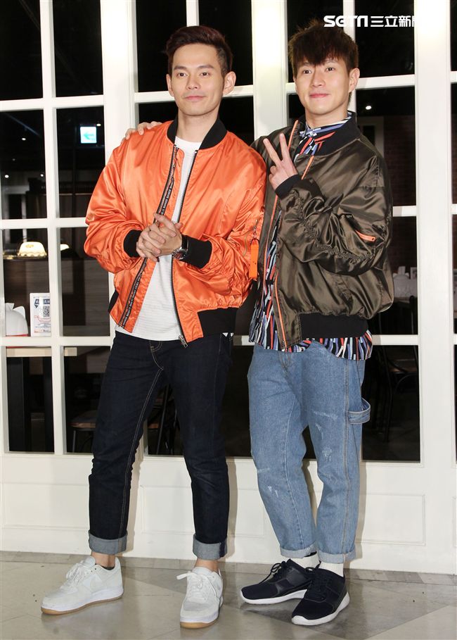 「馬來西亞暖聲男子雙人組」化身心納大廚，提前陪弱勢兒童圍爐過年，給孩子一個希望紅包。（記者邱榮吉/攝影）