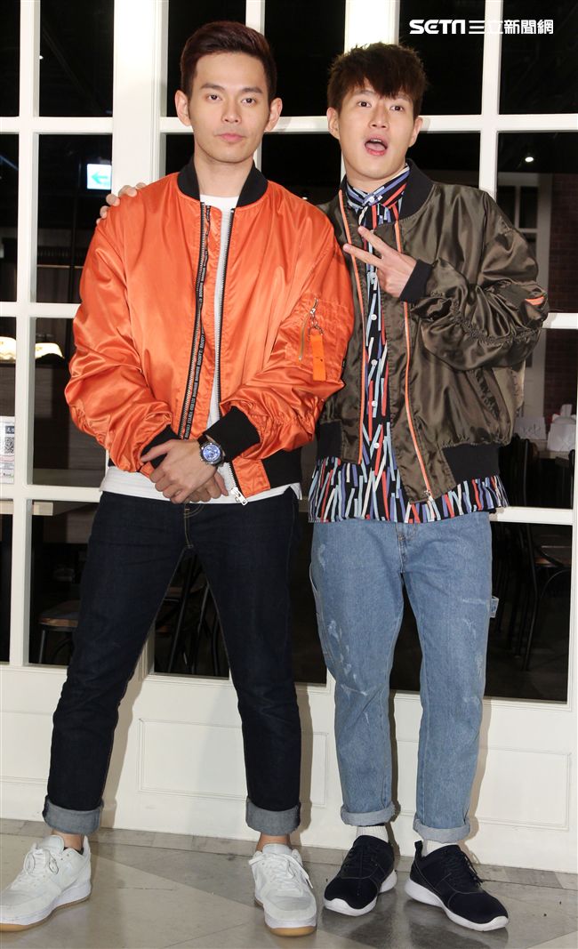 「馬來西亞暖聲男子雙人組化身心納大廚，提前陪弱勢兒童圍爐過年，給孩子一個希望紅包。（記者邱榮吉/攝影）