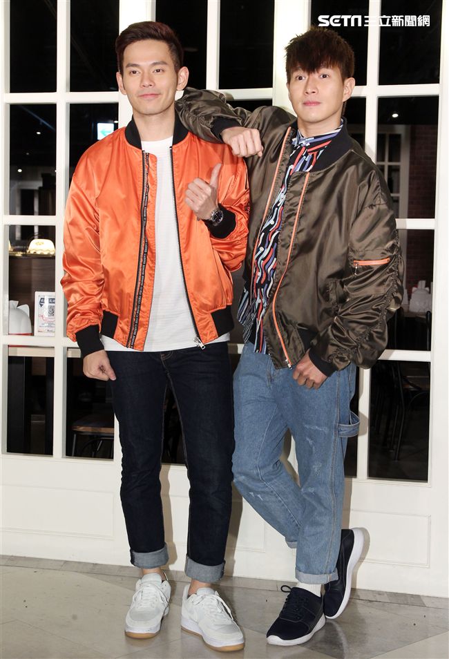 「馬來西亞暖聲男子雙人組」化身心納大廚，提前陪弱勢兒童圍爐過年，給孩子一個希望紅包。（記者邱榮吉/攝影）