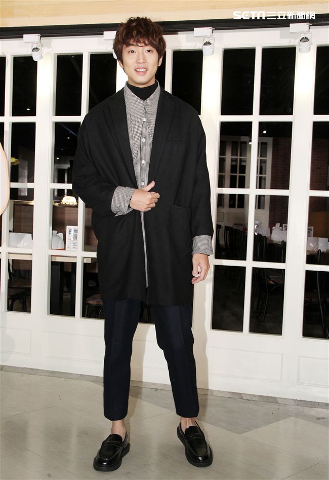 「音樂全才生」許書豪化身心納大廚，提前陪弱勢兒童圍爐過年，給孩子一個希望紅包。（記者邱榮吉/攝影）