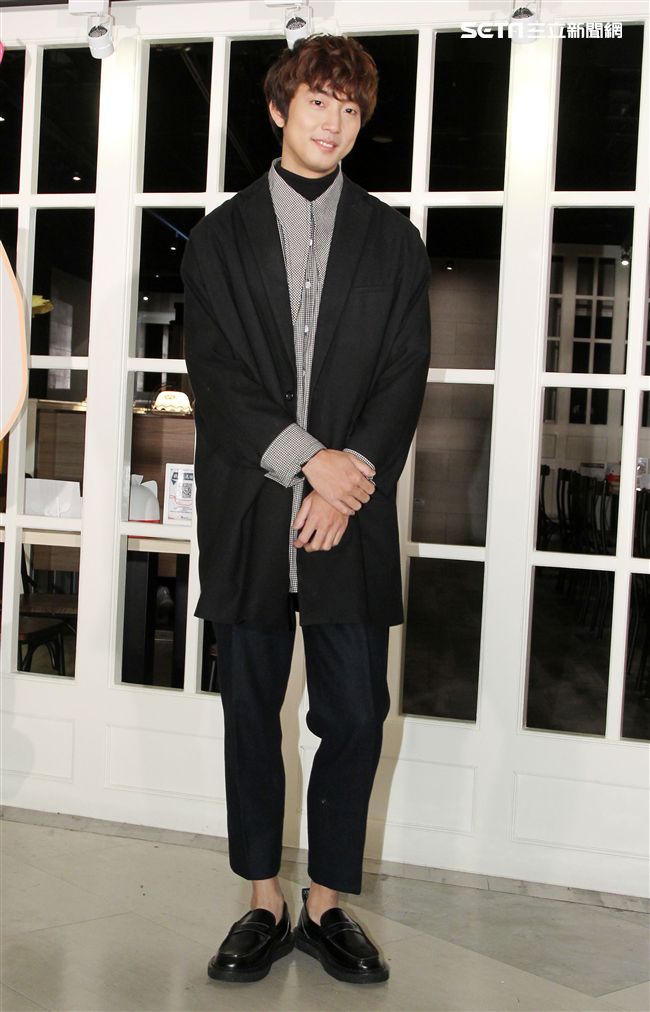 「音樂全才生」許書豪化身心納大廚，提前陪弱勢兒童圍爐過年，給孩子一個希望紅包。（記者邱榮吉/攝影）