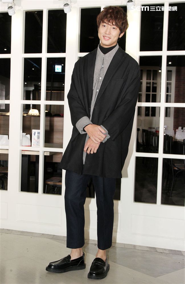 「馬來西亞暖聲男子雙人組」FS「音樂全才生」許書豪化身心納大廚，提前陪弱勢兒童圍爐過年，給孩子一個希望紅包。（記者邱榮吉/攝影）