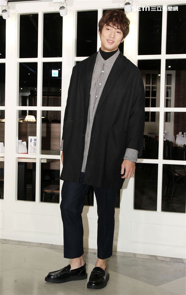 「音樂全才生」許書豪化身心納大廚，提前陪弱勢兒童圍爐過年，給孩子一個希望紅包。（記者邱榮吉/攝影）