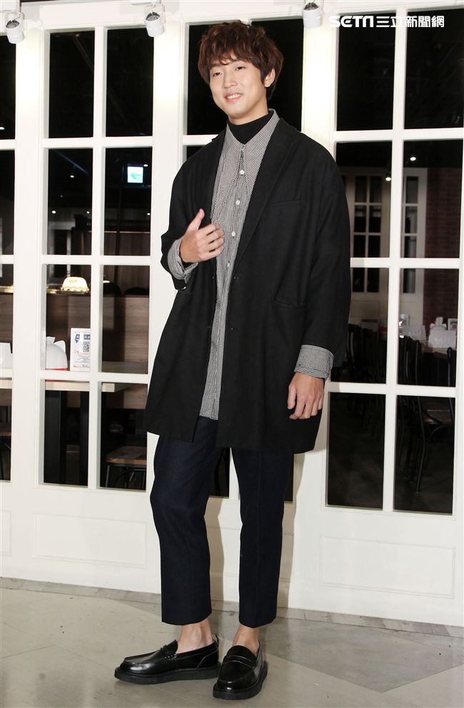 「音樂全才生」許書豪化身心納大廚，提前陪弱勢兒童圍爐過年，給孩子一個希望紅包。（記者邱榮吉/攝影）