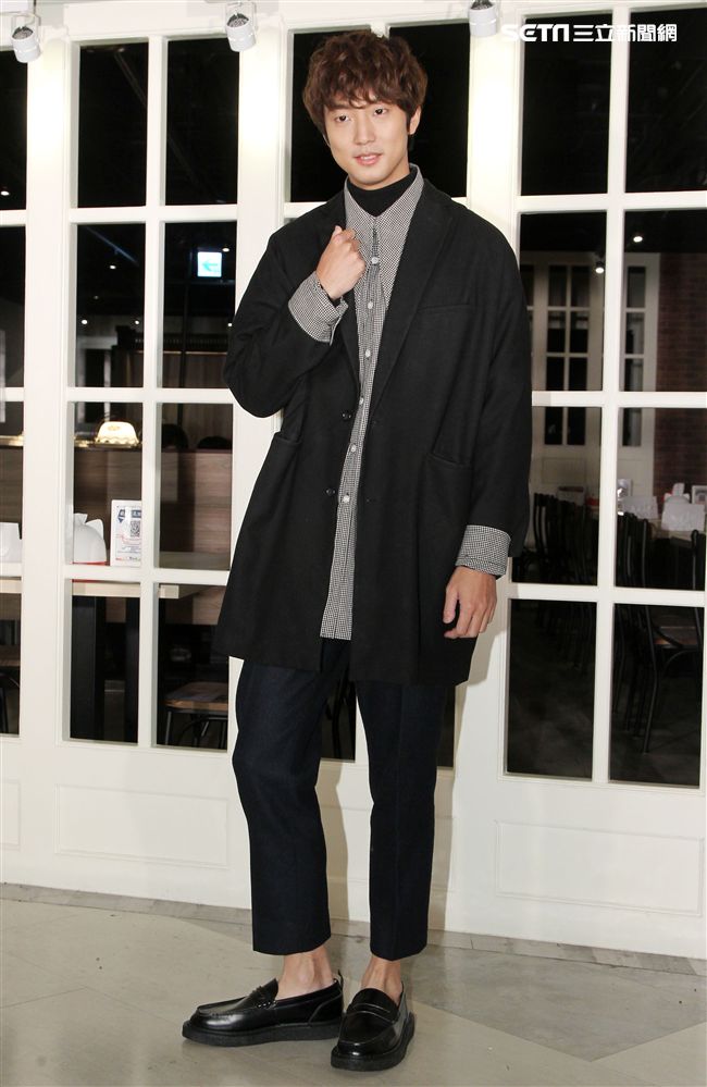 「馬來西亞暖聲男子雙人組」FS「音樂全才生」許書豪化身心納大廚，提前陪弱勢兒童圍爐過年，給孩子一個希望紅包。（記者邱榮吉/攝影）