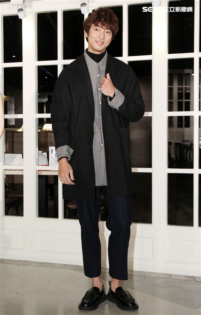 「音樂全才生」許書豪化身心納大廚，提前陪弱勢兒童圍爐過年，給孩子一個希望紅包。（記者邱榮吉/攝影）